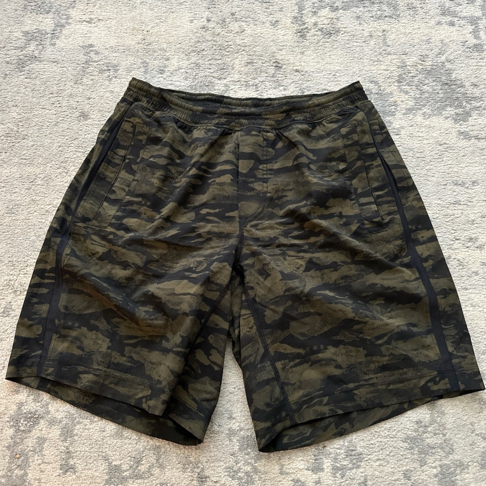 Lululemon Pace Breaker Lined Shorts Size L 9” Inseam Green/Black Camo